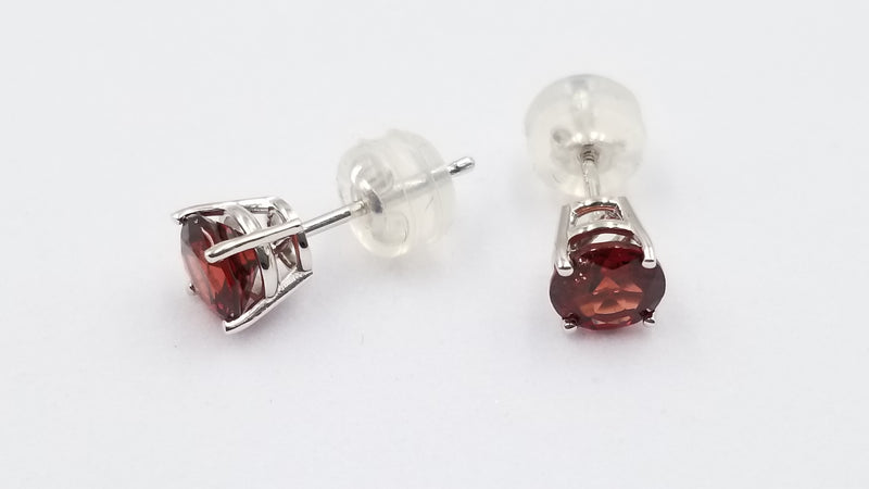 GARNET 5 MM ROUND 14 KT WHITE GOLD STUD EARRINGS