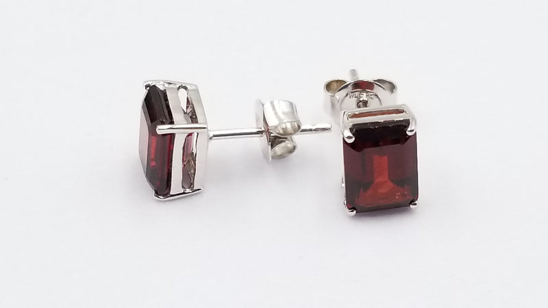 GARNET 6X8 MM EMERALD CUT 14 KT WHITE GOLD STUD EARRINGS