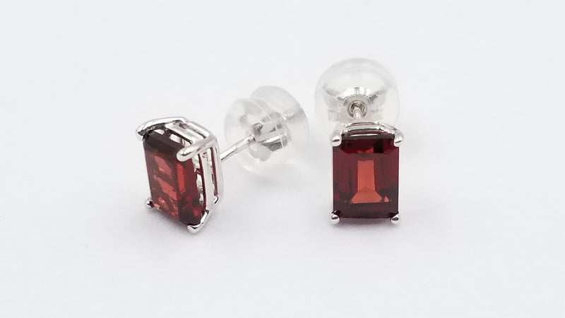 GARNET 5X7 MM EMERALD CUT 14 KT YELLOW GOLD STUD EARRINGS