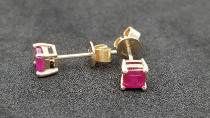 RUBY 4MM SQUARE CUT 14 KT YELLOW GOLD STUD EARRINGS