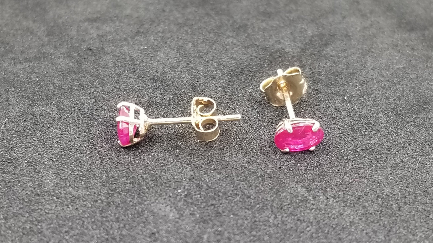 RUBY 3X5 MM OVAL 14 KT YELLOW GOLD STUD EARRINGS