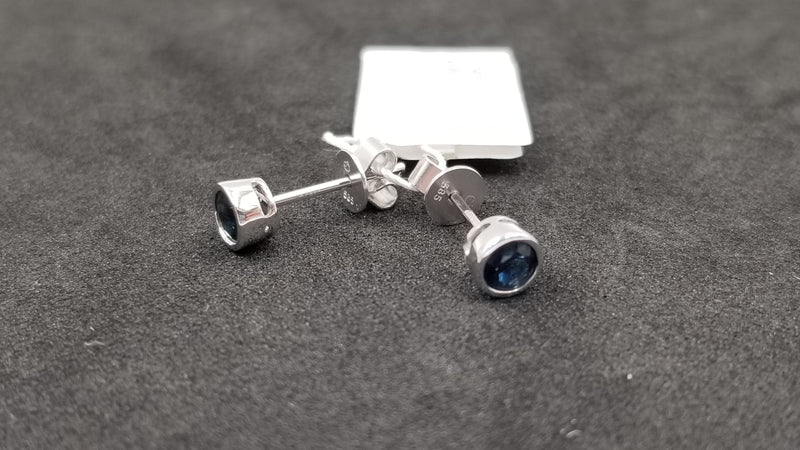 SAPPHIRE 4 MM BEZEL SET 14 KT WHITE GOLD STUD EARRINGS