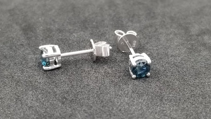 SAPPHIRE 4 MM ROUND 14 KT WHITE GOLD STUD EARRINGS