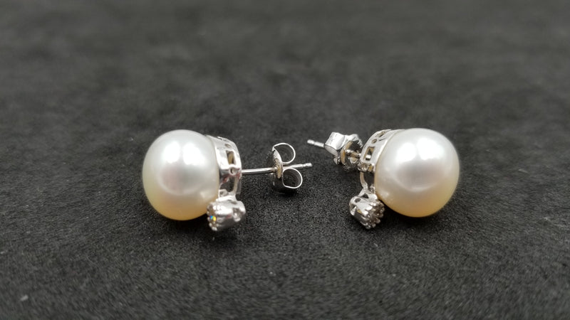 FRESHWATER CULTURE BUTTON PEARL WITH DIAMONDS 14 KT WHITE GOLD PUSH BACK EARRINGS