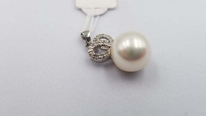 FRESHWATER CULTURE POTATO PEARL WITH DIAMONDS 14 KT WHITE GOLD PENDANT