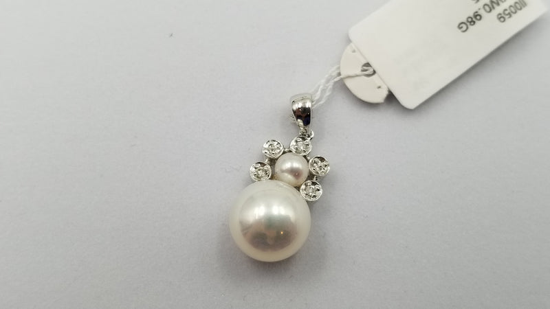 FRESHWATER CULTURE POTATO PEARL WITH DIAMONDS 14 KT WHITE GOLD PENDANT