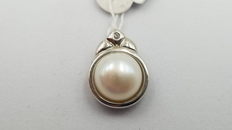 FRESHWATER CULTURE POTATO PEARL WITH DIAMONDS 14 KT WHITE GOLD PENDANT