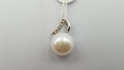 FRESHWATER CULTURE POTATO PEARL WITH DIAMONDS 14 KT WHITE GOLD PENDANT