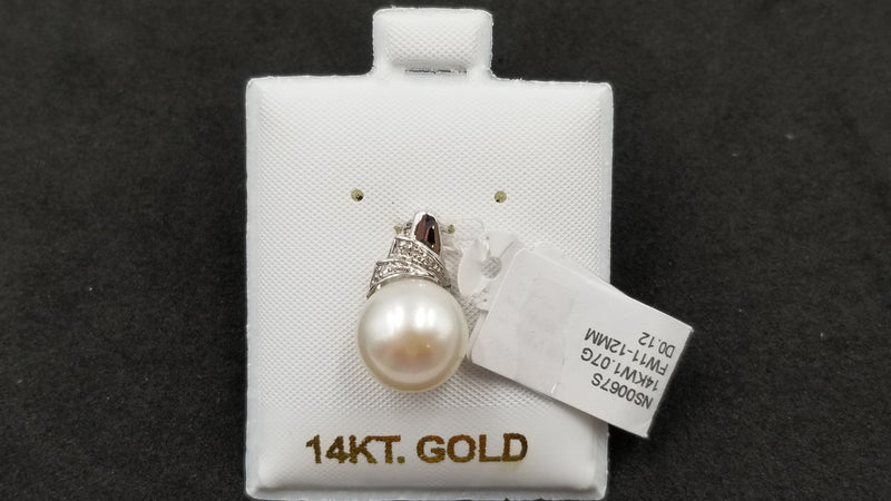 FRESHWATER CULTURE POTATO PEARL WITH DIAMONDS 14 KT WHITE GOLD PENDANT