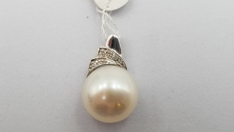 FRESHWATER CULTURE POTATO PEARL WITH DIAMONDS 14 KT WHITE GOLD PENDANT