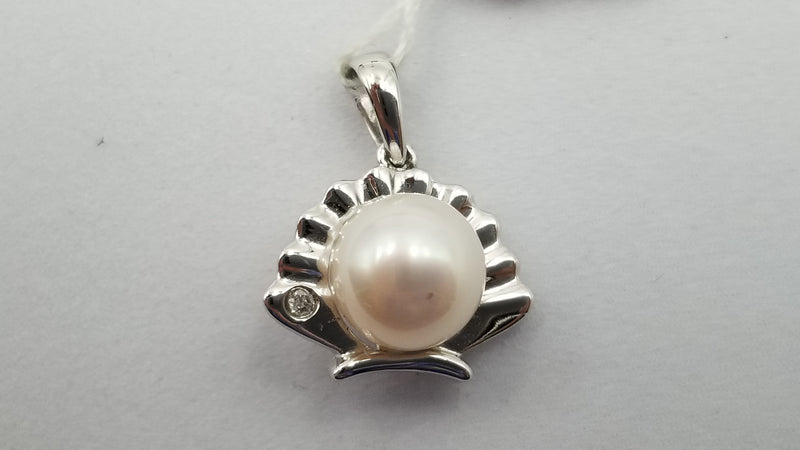 FRESHWATER CULTURE PEARL WITH DIAMONDS 14 KT WHITE GOLD PENDANT