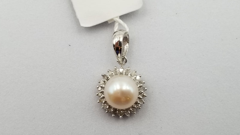 FRESHWATER CULTURE POTATO PEARL WITH DIAMONDS 14 KT WHITE GOLD CLASSIC PENDANT