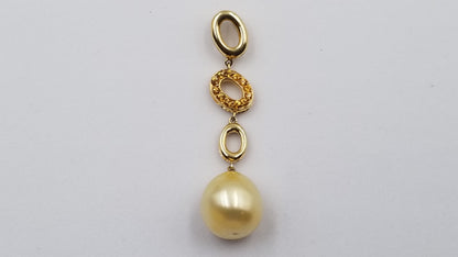 GOLDEN SOUTHSEA BAROQUE PEARL WITH CITRINE 14 KT YELLOW GOLD DROP PEANDANT