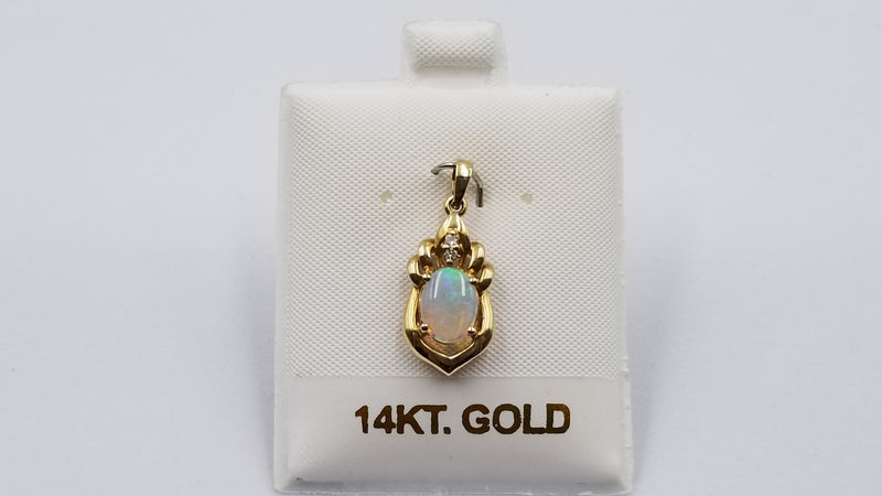 OPAL ( AUSTRALIAN ) OVAL WITH DIAMONDS 14 KT YELLOW GOLD PENDANT