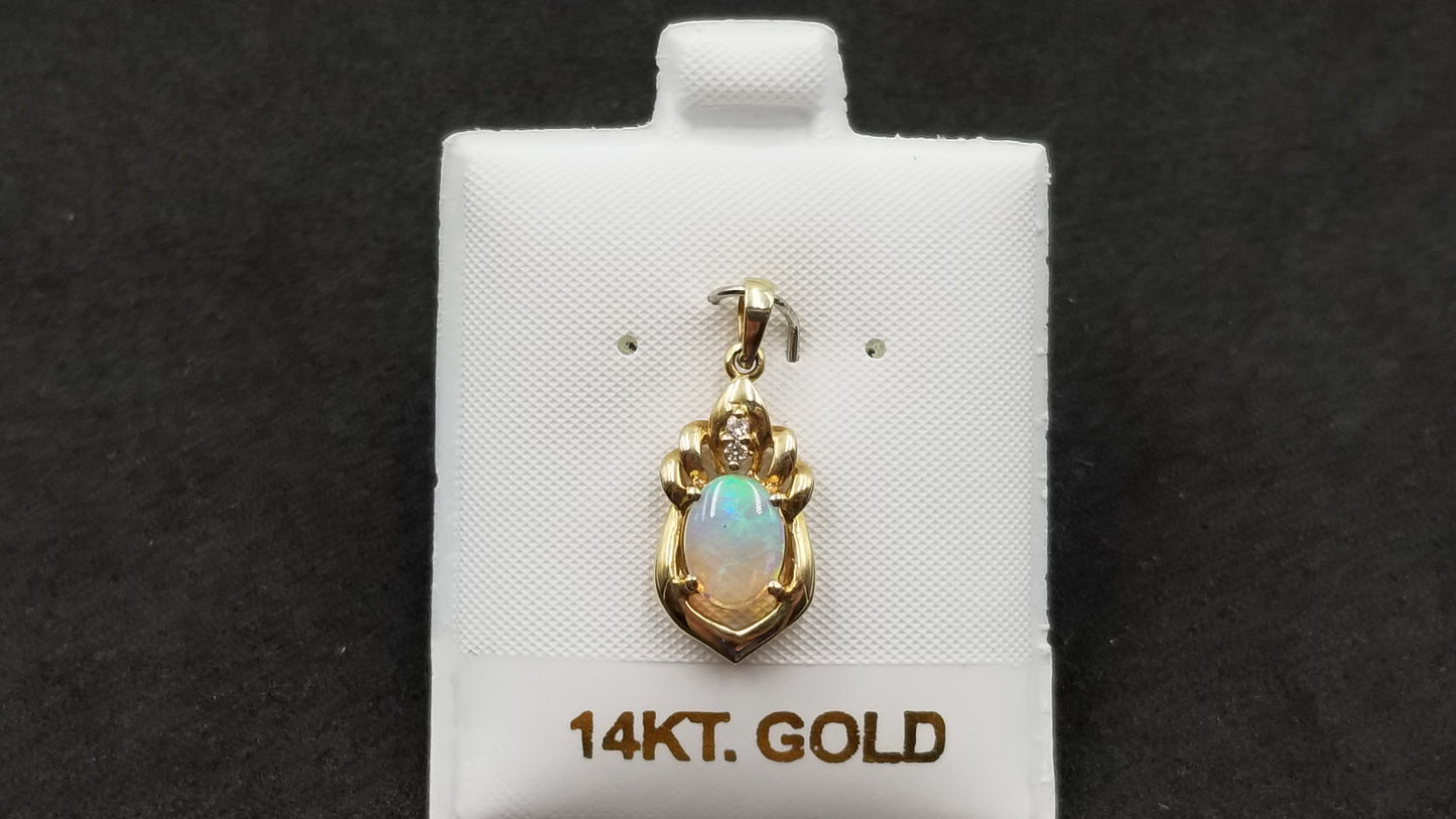 OPAL ( AUSTRALIAN ) OVAL WITH DIAMONDS 14 KT YELLOW GOLD PENDANT