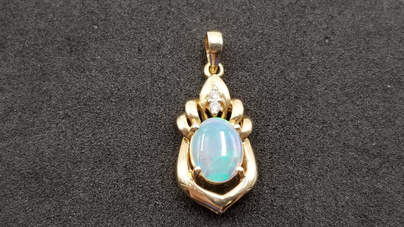 OPAL ( AUSTRALIAN ) OVAL WITH DIAMONDS 14 KT YELLOW GOLD PENDANT