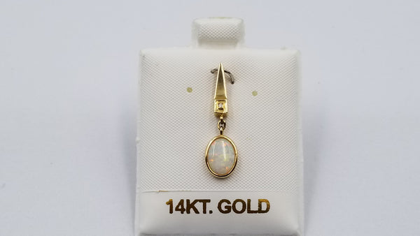 OPAL ( AUSTRALIA ) OVAL WITH DIAMOND 14 KT YELLOW GOLD PENDANT