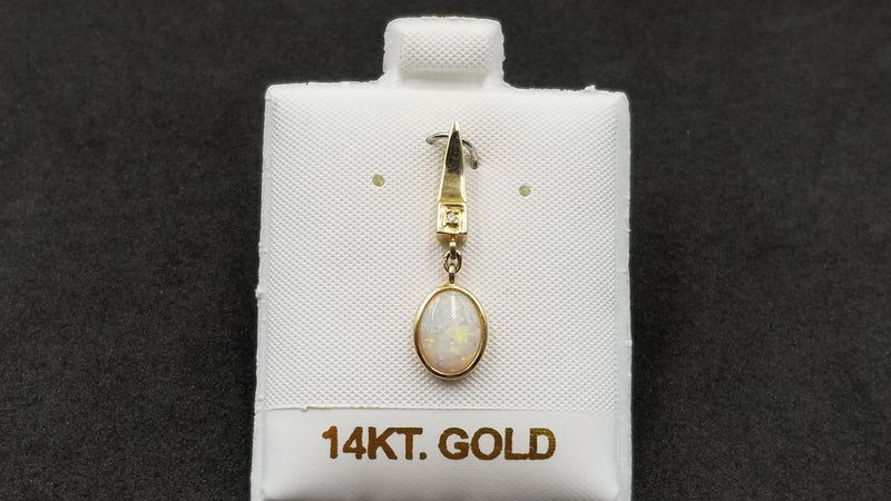 OPAL ( AUSTRALIA ) OVAL WITH DIAMOND 14 KT YELLOW GOLD PENDANT