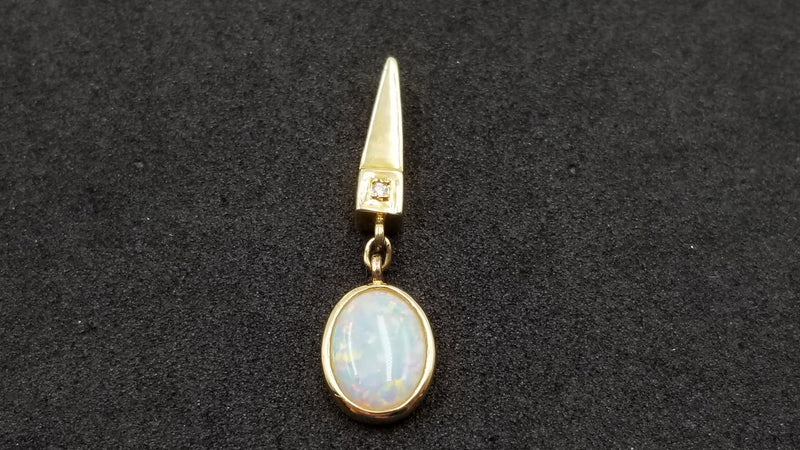 OPAL ( AUSTRALIA ) OVAL WITH DIAMOND 14 KT YELLOW GOLD PENDANT