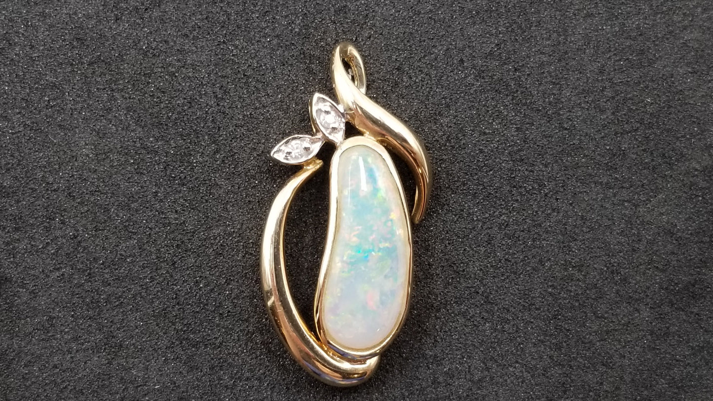 OPAL ( AUSTRALIA ) FREEFORM CUT WITH DIAMOND 14 KT YELLOW GOLD PENDANT