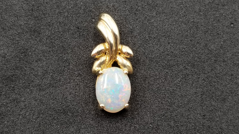 OPAL ( AUSTRALIA ) OVAL SHAPE 14 KT YELLOW GOLD PENDANT