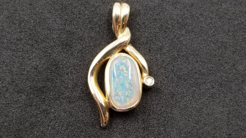 OPAL ( AUSTRALIA ) FREEFORM CUT WITH DIAMOND 14 KT YELLOW GOLD PENDANT