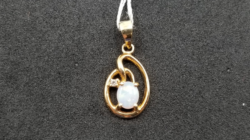 OPAL ( AUSTRALIA ) WITH DIAMOND 14 KT YELLOW GOLD PENDANT