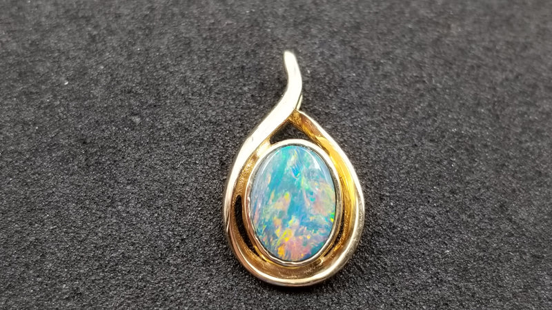 BOULDER OPAL DOUBLET BEZEL SET 14 KT YELLOW GOLD PENDANT